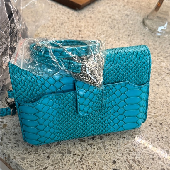 Elegant Turquoise Snakeskin Clutch - Picture 3 of 4